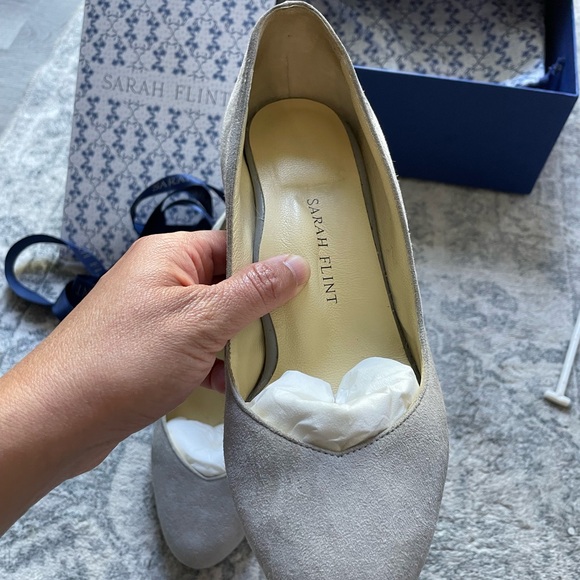 Perfect Round Toe Pump 70 IT 34.5 - US 4.5 / Light Gray Suede - Picture 5 of 9